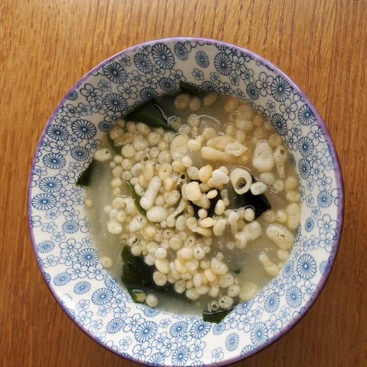 玉ねぎとわかめと天かすのお味噌汁